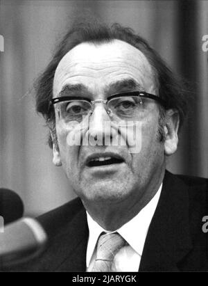 Die Aufnahme zeigt den Vorsitzenden des Sachverständigenrats Hans-Karl Schneider. Foto Stock