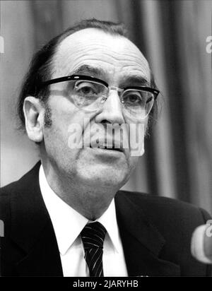 Die Aufnahme zeigt den Vorsitzenden des Sachverständigenrats Hans-Karl Schneider. Foto Stock