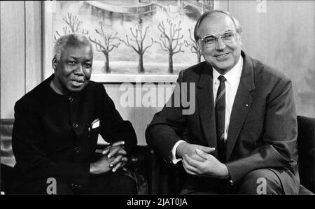 Fotografie des Präsidenten von Tansania, Julius Nyerere (L.), und des deutschen Bundeskanzlers Helmut Kohl im Kanzleramt a Bonn. Foto Stock