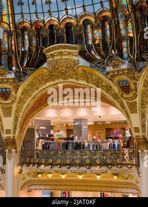 Parigi, Francia - 6 aprile 2022: Bellissimo arco ornato dettaglio all'interno del centro commerciale Galleria la Fayette a Parigi, Francia. La cupola è stata progettata da Gruber Foto Stock