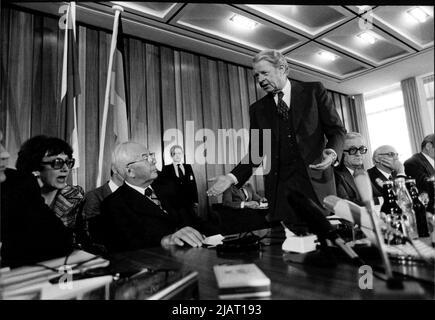 Das Bild zeigt otto Wolff von Amerongen, den Präsidenten des Deutschen Industrie- und Handelstages, in einem Raum mit mehreren unbekannten Personen. Foto Stock