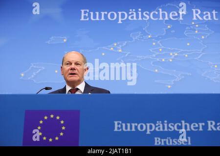 Bruxelles, Belgio. 31st maggio 2022. Il cancelliere tedesco OLAF Scholz interviene alla conferenza stampa dopo una riunione speciale del Consiglio europeo a Bruxelles, in Belgio, il 31 maggio 2022. Credit: Zheng Huansong/Xinhua/Alamy Live News Foto Stock