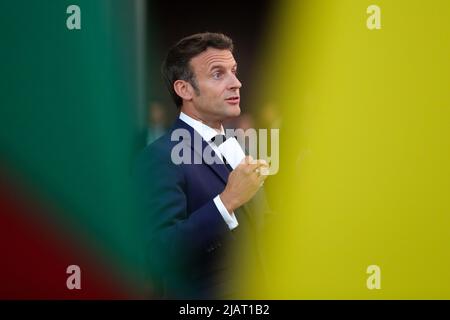 Bruxelles, Belgio. 31st maggio 2022. Il presidente francese Emmanuel Macron interviene alla conferenza stampa dopo una riunione speciale del Consiglio europeo svoltasi a Bruxelles, in Belgio, il 31 maggio 2022. Credit: Zheng Huansong/Xinhua/Alamy Live News Foto Stock