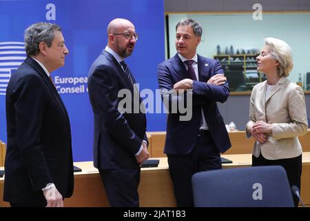 Bruxelles, Belgio. 31st maggio 2022. Il primo ministro italiano Mario Draghi, il presidente del Consiglio europeo Charles Michel, il primo ministro belga Alexander De Croo e il presidente della Commissione europea Ursula von der Leyen (da L a R) hanno parlato prima di una riunione straordinaria del Consiglio europeo a Bruxelles (Belgio), 31 maggio 2022. Credit: Zheng Huansong/Xinhua/Alamy Live News Foto Stock