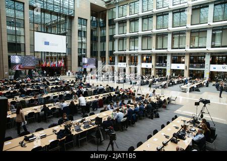 Bruxelles, Belgio. 31st maggio 2022. I giornalisti lavorano nell'edificio Justus Lipsius della sede dell'UE a Bruxelles, Belgio, 31 maggio 2022. Credit: Zheng Huansong/Xinhua/Alamy Live News Foto Stock