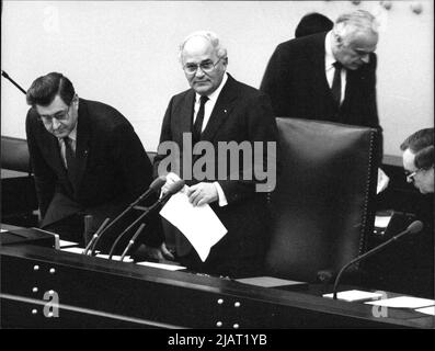 Foto des Bundestagspräsidenten Dr. Rainer Barzel im Bundestag. Foto Stock