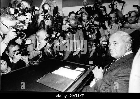 Foto des Bundestagspräsidenten Dr. Rainer Barzel vor Fotografen und Kameraleuten beim Flick-Untersuchungsausschuss a Bonn. Foto Stock