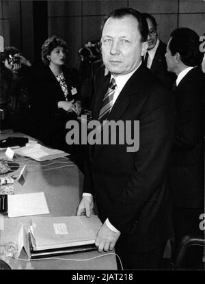 Französischer Politiker Jacques Delors nel 1983 al Ministro Finanzista Frankreichs. Foto Stock
