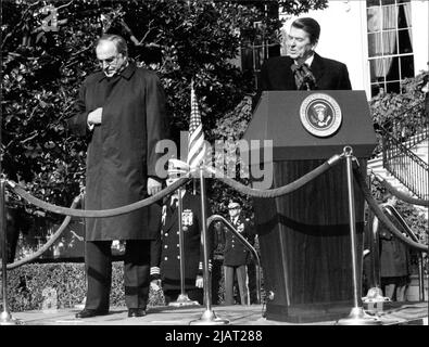 Fotografie des deutschen Bundeskanzlers Helmut Kohl (l.) und des US-Präsidenten Ronald Reagan a Washington D.C. Foto Stock