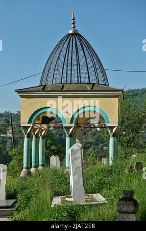 Travnik, Bosnia-Erzegovina – Maggio 2022: Tomba di Vizier (turbe) alla Moschea di Jeni (Hasan Aga) Foto Stock