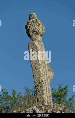 Travnik, Bosnia-Erzegovina – Maggio 2022: Antiche lapidi nei pressi di Lončarica džamija / moschea Foto Stock