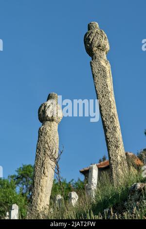 Travnik, Bosnia-Erzegovina – Maggio 2022: Antiche lapidi nei pressi di Lončarica džamija / moschea Foto Stock