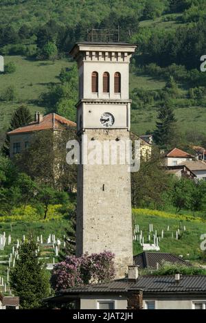 X}Travnik, Bosnia-Erzegovina – 2022 maggio: Sahat Kula / torre dell'orologio na Musali a Travnik. Inscripted come monumento nazionale. Foto Stock