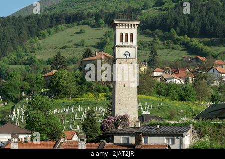 Travnik, Bosnia-Erzegovina – 2022 maggio: Sahat Kula / torre dell'orologio na Musali a Travnik. Inscripted come monumento nazionale. Foto Stock