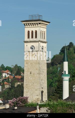 Travnik, Bosnia-Erzegovina – 2022 maggio: Sahat Kula / torre dell'orologio na Musali a Travnik. Inscripted come monumento nazionale. Foto Stock