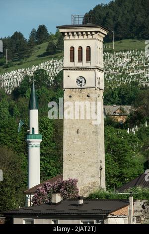 Travnik, Bosnia-Erzegovina – 2022 maggio: Sahat Kula / torre dell'orologio na Musali a Travnik. Inscripted come monumento nazionale. Foto Stock