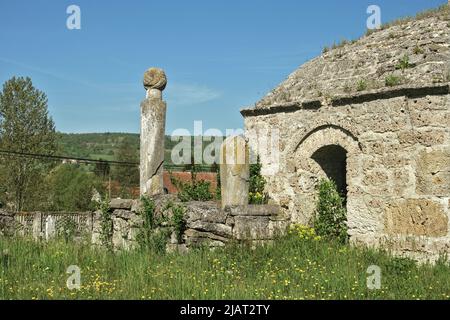 Kopčić, Bugojno, Bosnien und Herzegowina – Maggio 2022: Antico cimitero musulmano con tombe (tartaruga) delle famiglie Malkoč und Skenderpašić. Inscripted come nazione Foto Stock