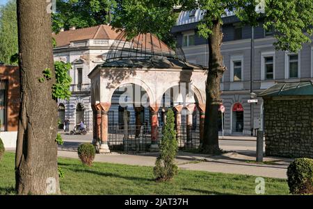 Travnik, Bosnia-Erzegovina – Maggio 2022: Tomba di Vizier (turbe) nel centro della città („pod lipom“). Inscripted come monumento nazionale. Foto Stock