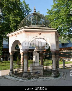 Travnik, Bosnia-Erzegovina – Maggio 2022: Tomba di Vizier (turbe) nel centro della città („pod lipom“). Inscripted come monumento nazionale. Foto Stock