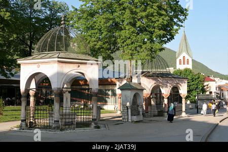 Travnik, Bosnia-Erzegovina – Maggio 2022: Tomba di Vizier (turbe) nel centro della città („pod lipom“). Inscripted come monumento nazionale. Foto Stock