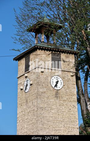 Travnik, Bosnia-Erzegovina – Maggio 2022: Sahat Kula / Torre dell'orologio na Gornja Čaršija a Travnik. Inscripted come monumento nazionale. Foto Stock