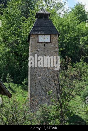 Gornji Vakuf-Uskoplje, Bosnia-Erzegovina – 2022 maggio: Sahat Kula / Torre dell'orologio di Gornji Vakuf. Inscripted come monumento nazionale (18th secolo) Foto Stock