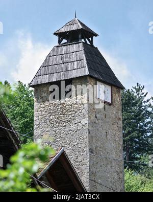 Gornji Vakuf-Uskoplje, Bosnia-Erzegovina – 2022 maggio: Sahat Kula / Torre dell'orologio di Gornji Vakuf. Inscripted come monumento nazionale (18th secolo) Foto Stock