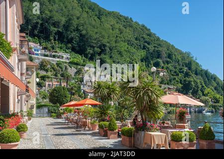 Passeggiata e ristorante sulla riva del Lago maggiore, Cannero Riviera, Piemonte, Italia, Europa Foto Stock