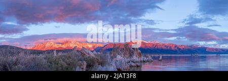 Formazione di tufo sul pittoresco Lago Mono in California all'alba sullo sfondo di vette di montagna illuminate, USA. Foto Stock