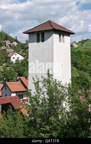 Prozor, Prozor-Rama, Bosnia-Erzegovina – Maggio 2022: Sahat Kula / Torre dell'orologio di Prozor. Foto Stock