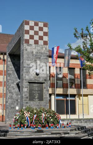 Prozor, Prozor-Rama, Bosnia-Erzegovina – Maggio 2022: Monumento ai difensori croati di Rama (HVO). Foto Stock