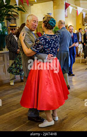 Il Principe di Galles balla con Bridget Tibbs durante una danza del tè giubilare ospitata dalla Fondazione del Principe per celebrare il Giubileo del platino, ad Highgrove vicino a Tetbury, Gloucestershire. Al Principe Carlo si unì Jools Holland, Ruby Turner e Patrick Grant alla celebre danza del tè, una delle tante tenute in tutto il Regno Unito dalla Prince's Foundation, il cui obiettivo è combattere la solitudine e l'isolamento nelle comunità circostanti. Data foto: Martedì 31 maggio 2022. Foto Stock