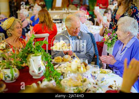 Il Principe di Galles incontra Elizabeth Powell, Right, che ha festeggiato il suo 100th compleanno il 6th 2022 maggio, durante una danza del tè giubilare ospitata dalla Fondazione del Principe per celebrare il Giubileo del platino, ad Highgrove vicino Tetbury, Gloucestershire. Al Principe Carlo si unì Jools Holland, Ruby Turner e Patrick Grant alla celebre danza del tè, una delle tante tenute in tutto il Regno Unito dalla Prince's Foundation, il cui obiettivo è combattere la solitudine e l'isolamento nelle comunità circostanti. Data foto: Martedì 31 maggio 2022. Foto Stock