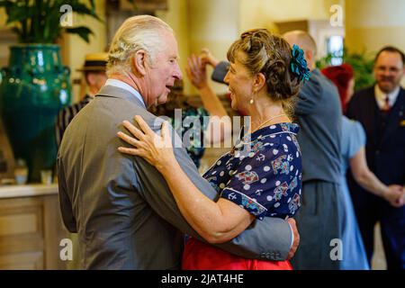 Il Principe di Galles balla con Bridget Tibbs durante una danza del tè giubilare ospitata dalla Fondazione del Principe per celebrare il Giubileo del platino, ad Highgrove vicino a Tetbury, Gloucestershire. Al Principe Carlo si unì Jools Holland, Ruby Turner e Patrick Grant alla celebre danza del tè, una delle tante tenute in tutto il Regno Unito dalla Prince's Foundation, il cui obiettivo è combattere la solitudine e l'isolamento nelle comunità circostanti. Data foto: Martedì 31 maggio 2022. Foto Stock