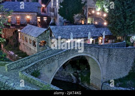 Mostar, Bosnia-Erzegovina – Maggio 2022: La sera il Kriva Ćuprija (ponte storto„) a Mostar. Inscripted come monumento nazionale e UNESC Foto Stock