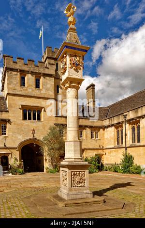 OXFORD CITY ENGLAND CORPUS CHRISTI COLLEGE MAIN QUAD CON MERIDIANA PELICAN O TURNBULL CONTENENTE 27 MERIDIANE Foto Stock