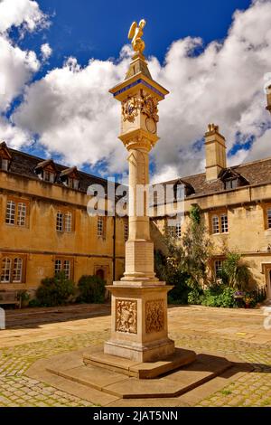 OXFORD CITY ENGLAND CORPUS CHRISTI COLLEGE IL QUAD PRINCIPALE CON LA MERIDIANA PELICAN O TURNBULL COPERTA DI SIMBOLI Foto Stock