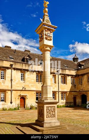 OXFORD CITY ENGLAND CORPUS CHRISTI COLLEGE IL QUAD PRINCIPALE CON LA MERIDIANA PELICAN O TURNBULL CHE MOSTRA I GIORNI DELLA FESTA Foto Stock