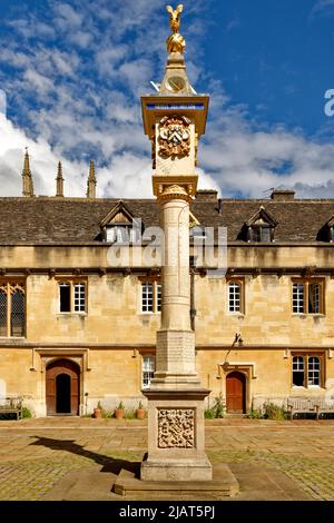 OXFORD CITY ENGLAND CORPUS CHRISTI COLLEGE IL QUAD PRINCIPALE CON PELICAN O TURNBULL MERIDIANA CHE MOSTRA I SEGNI DELLO ZODIACO Foto Stock