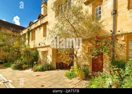 OXFORD CITY ENGLAND CORPUS CHRISTI COLLEGE L'ARCO D'INGRESSO E PICCOLI GIARDINI COLORATI Foto Stock