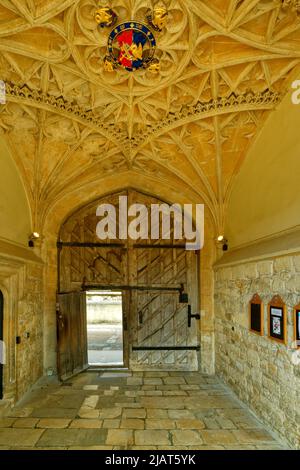 OXFORD CITY ENGLAND CORPUS CHRISTI COLLEGE LA PORTA D'INGRESSO L'ARCO E STEMMA SUL SOFFITTO Foto Stock