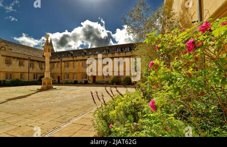 OXFORD CITY INGHILTERRA CORPUS CHRISTI COLLEGE IL QUAD PRINCIPALE, IL PELICAN O TURNBULL MERIDIANA E PICCOLO GIARDINO COLORATO Foto Stock