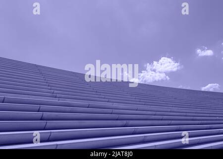 scale in pietra di colore viola e cielo. molto peri Foto Stock