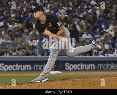 Los Angeles, Stati Uniti. 01st giugno 2022. Pittsburgh Pirates il lanciatore Mitch Keller si chiude per consegnare durante il quinto inning al Dodger Stadium di Los Angeles martedì 31 maggio 2022. Foto di Jim Ruymen/UPI Credit: UPI/Alamy Live News Foto Stock