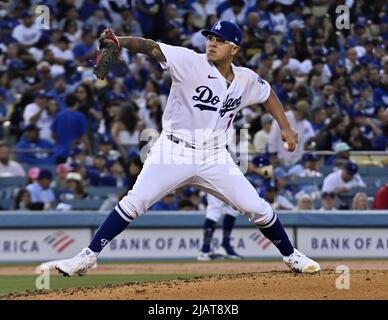 Los Angeles, Stati Uniti. 01st giugno 2022. Il lanciatore Julio Urias di Los Angeles Dodgers si svolge durante il terzo inning al Dodger Stadium di Los Angeles martedì 31 maggio 2022. Foto di Jim Ruymen/UPI Credit: UPI/Alamy Live News Foto Stock