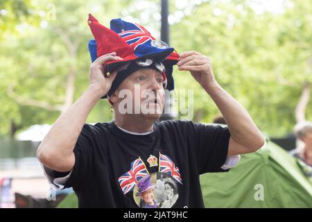 Il fan reale John Loughrey sul Mall vicino a Buckingham Palace, Londra, dove i wishers stanno già campeggiando fuori per i luoghi migliori per vedere i festeggiamenti del Giubileo del platino. Data foto: Mercoledì 1 giugno 2022. Foto Stock