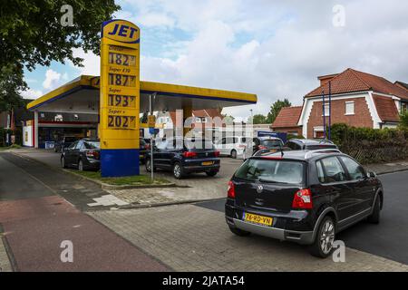 2022-06-01 09:34:30 NORDHORN - folle in una stazione di benzina nella città di confine tedesca di Nordhorn. Gli automobilisti olandesi si rifanno ai vicini orientali che hanno abbassato le accise sul carburante. A partire da oggi si applica il livello di accisa più basso consentito nell'Unione europea, motivo per cui molti olandesi devono attraversare la frontiera. ANP / Hollandse Hoogte / VINCENT JANNINK olanda OUT - belgio OUT Foto Stock