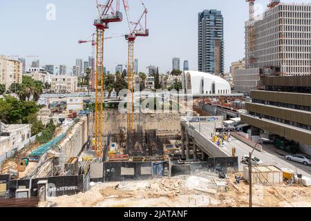 TEL AVIV, ISRAELE - MAGGIO 01 2022: Complesso Somail a Tel Aviv. Lavori di costruzione del nuovo edificio del comune di Tel Aviv. Rinnovi urbani, Distretto 4. Foto di alta qualità Foto Stock