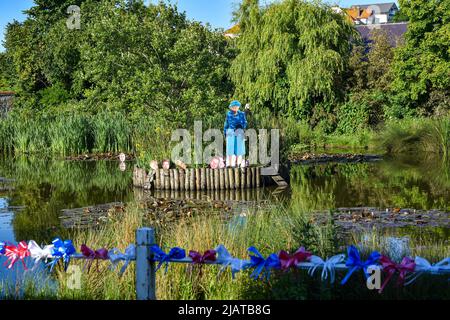 Brighton UK 1st Giugno 2022 - i ritagli di cartone della Regina e dei membri della famiglia reale sono apparsi sul laghetto delle anatre nel villaggio Rottingdean vicino Brighton mentre si preparano per le celebrazioni del Giubileo del platino della Regina nei prossimi giorni. Il taglio del principe Andrew sulla sinistra Dell'isola è stato tenuto separato da altri membri della famiglia: Credit Simon Dack / Alamy Live News Foto Stock