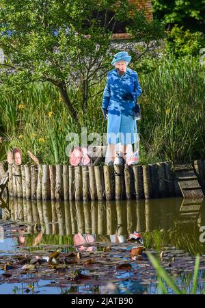 Brighton UK 1st Giugno 2022 - i ritagli di cartone della Regina e dei membri della famiglia reale sono apparsi sul laghetto di anatra nel villaggio Rottingdean vicino Brighton mentre si preparano per le celebrazioni del Giubileo del platino della Regina nei prossimi giorni : Simon Dack di accreditamento / Alamy Live News Foto Stock